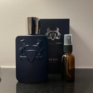 Parfums de Marly Layton 30ml - 30ml sample av pdm Layton. Grymt härlig vanilj och grönt äppel doft. Parfymen kommer i en högkvalitativ 30ml flaska med "anti leach" funktion samt UV skyddat glas för extra bra skydd mot doften. 