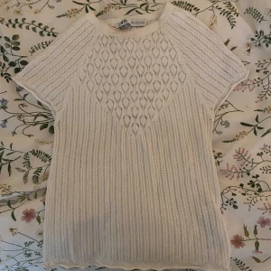 vit stickad festtopp🦘☀️ - så söt eftertraktad zara festtopp av spets som jag säljer då jag rensar ut garderoben. använd men har massa liv kvar att leva💞sminkfläckar på halsen därav priset, annars i bra skick!!