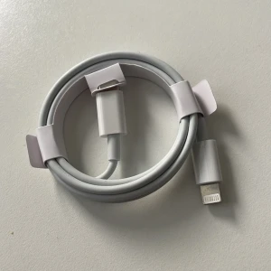 ny & oanvänd iPhone-laddare 1m (USB-C till Lightning, 1-pack) - ✔ CE-märkt & säker laddning ⚡ Säker laddning – skyddar mot överbelastning 🔌 Kompatibel med alla iPhone-, iPad- & iPod-modeller med Lightning  Högkvalitativ laddningskabel som stödjer både snabb och säker laddning samt dataöverföring. Perfekt för snabbladdning med USB-C-adapter!