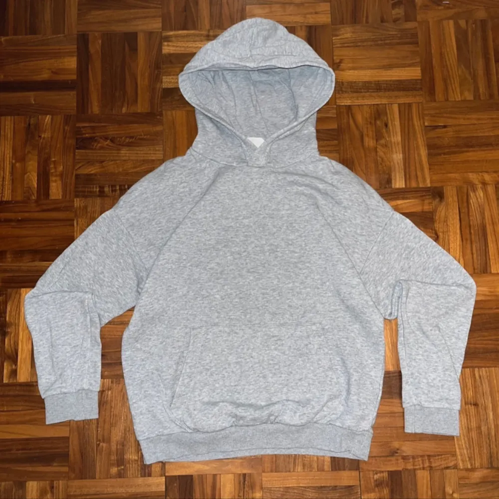 Säljer en klassisk grå hoodie från H&M. Den är tillverkad i en mjuk bomullsblandning med 80% bomull och 20% polyester. Perfekt för en avslappnad stil med sin bekväma passform och huva.. Neuletakit & Villapaidat.