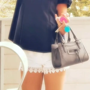 Vita shorts med spetsdetaljer från Crocker - Snygga vita shorts från Crocker med  spetsdetaljer längs kanten..