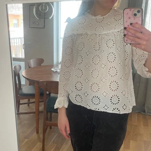 Vit blus från Zara - Superfin blus från Zara i strl S, säljer då den är för kort i armarna (är 174 cm för referens)❤️‍🔥
