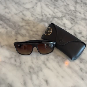 Bruna solglasögon från Ray-Ban(boyfriend) - Mörk bruna solglasögon, Ray ban Boyfriend i väldigt bra skick, den enda defekten finns på caset. Pris kan diskuteras. Bara att höra av er om ni undrar något!