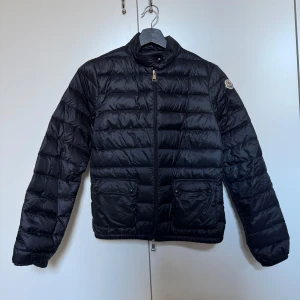 Svart dunjacka från Moncler - Moncler Lans packable short down jacket i nyskick! Använd 3 gånger. Samtliga tillbehör såsom påse, etiketter mm. Storlek: 1 (XS/S) Färg: Navy/Mörkblå Nypris: 11200kr 