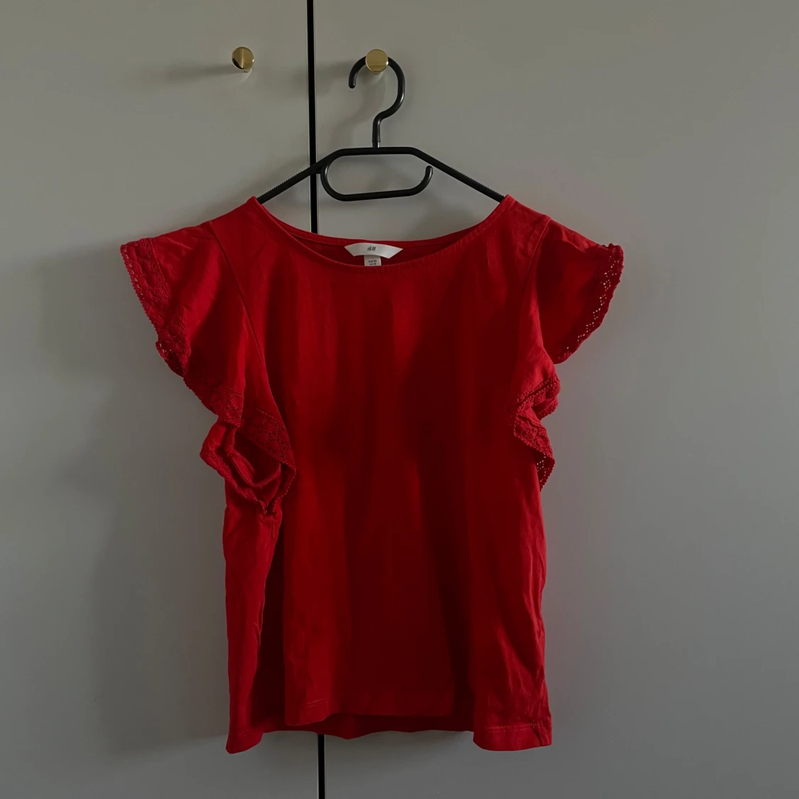 Röd topp med spetsdetaljer