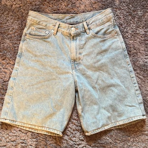 Ljusblå jeansshorts från Sweet SKTBS - Säljer ett par ljusblå jeansshorts från Sweet SKTBS. De har en klassisk femficksdesign och är tillverkade i ett slitstarkt denimtyg. Perfekta för en avslappnad stil.