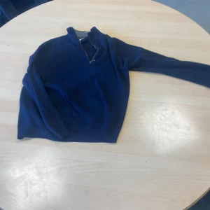 Mörkblå halv zip  - En mörk blå halv zip från Zara. Storlek 152.