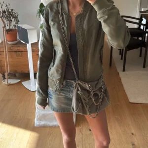 Olivgrön bomberjacka från Saint Tropez - Snygg olivgrön bomberjacka från Saint Tropez med orange foder. Jackan har dragkedja framtill och ribbade muddar vid ärmslut och nederkant. Vet inte nypris, haft länge men inte super använd. Säljer för 175 då den inte använts så mycket och för jag har flera liknande.❤️❤️❤️ 