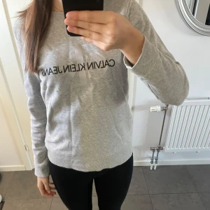 Tröja - Tröja från Calvin Klein jeans som är i väldigt bra skick och säljs då den är för liten!!💖💖OBS!storleken är för år 12 men skulle uppskatta att den passar en xxs