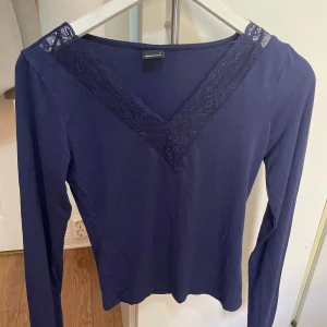 marinblå tröja - En v-ringad tröja ifrån gina tricot i storlek S. Fick ett litet hål på den men sydde igen det.