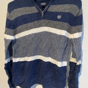 Marinblå, grå, vit randig stickad half zip tröja  - Fin stilren tröja som är använda väldigt fåtal gånger alltså väldigt bra skick, de är bra material. Varan kommer skickas inom 24 timmar från att du köpt plagget📦