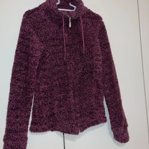 Pörrötakki - Naisten ihana pörröinen takki. Hihasuissa kolot peukuille.  Korkea kaulus, jossa kiristysnauhat. Koko XS 32/34. Kissatalous MMM Mikäli hinta ei miellytö tarjoa rohkeasti Katsothan myös muut ilmoitukseni!!