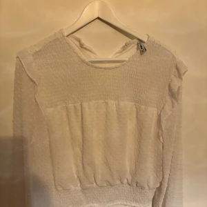 Vit blus från Sister - Säljer en söt vit blus från Sister. Är i Storlek XL, men sitter bra på mig som vanligtvis har S!!