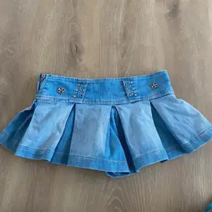 Söker typ nästan exakt den här jeans kjolen om någon säljer den! Annars är jag intresserad i att köpa likadana!!