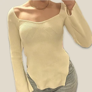 Beige ribbad topp - Säljer en stilren beige ribbad topp med långärmad design och en fin halsringning. Perfekt för att ge en elegant touch till din outfit. Passar bra till både jeans och kjol. Nyskick, storlek 36/S, normal i storlek.