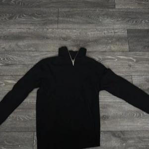 Svart halfzip från Jack & Jones - Säljer en stilren svart tröja från Jack & Jones med dragkedja vid halsen. Perfekt för en avslappnad och bekväm stil. Passar bra till både jeans och chinos.