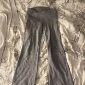 Grå mjukisbyxor från Gina Tricot - Säljer ett par gråa stickade yoga byxor från Gina. Dem är i jätte bra kvalitet och är super mysiga, de är också väldigt stretchiga. Skriv om man har frågor❤️