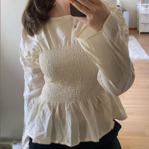 Beige blus - Säljer min fina blus från Gina Tricot pågrund av att den inte kommer till användning, storlek M💗