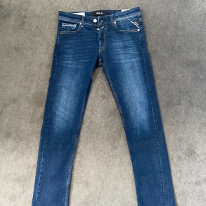 Replay jeans - Säljer dessa snygga replay Grover jeans i en mörkblå färg. Storlek 30/32. Sitter slim och väldigt bra. Inga defekter eller något utan grymt skick. Skriv för fler bilder, frågor eller funderingar. 😁 