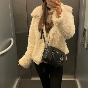 Jacka - Super snygg fluffig jacka, använd ett fåtal gånger men jättefint skick❣️passar xs-m