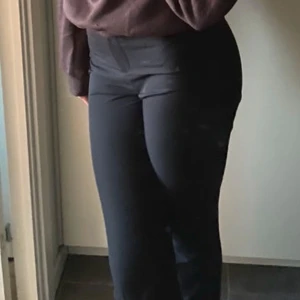 Svarta kostymbyxor från Vero Moda - Snygga svarta kostymbyxor från Vero Moda i fint skick. De är i storlek S och längden 34. Jag är 180cm för referens.🤎 Säljs för 200kr men priset kan diskuteras.