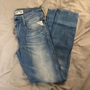 Blå Replay Jeans - Säljer ett par tvär feta blåa replay jeans i modellen Anbass. De är gjorda i ett skönt material och är i storleken 31/32. 