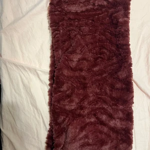 Kaulahuivi - Viininpunainen kaulahuivi. Korkeus n 33cm, leveys n 72cm. Kissatalous Mikäli hinta ei miellytä tarjoa rohkeasti. Katsothan myös muut ilmoitukseni!!