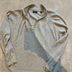 Gant quarter zip - Knappt använd i riktigt bra skick utan defekter och slitningar. Lite stor i storleken. Passar storlek S. 