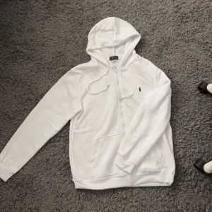 Vit hoodie från Ralph Lauren - Vit polo raulph lauren zipper. I perfekt skick i storlek M