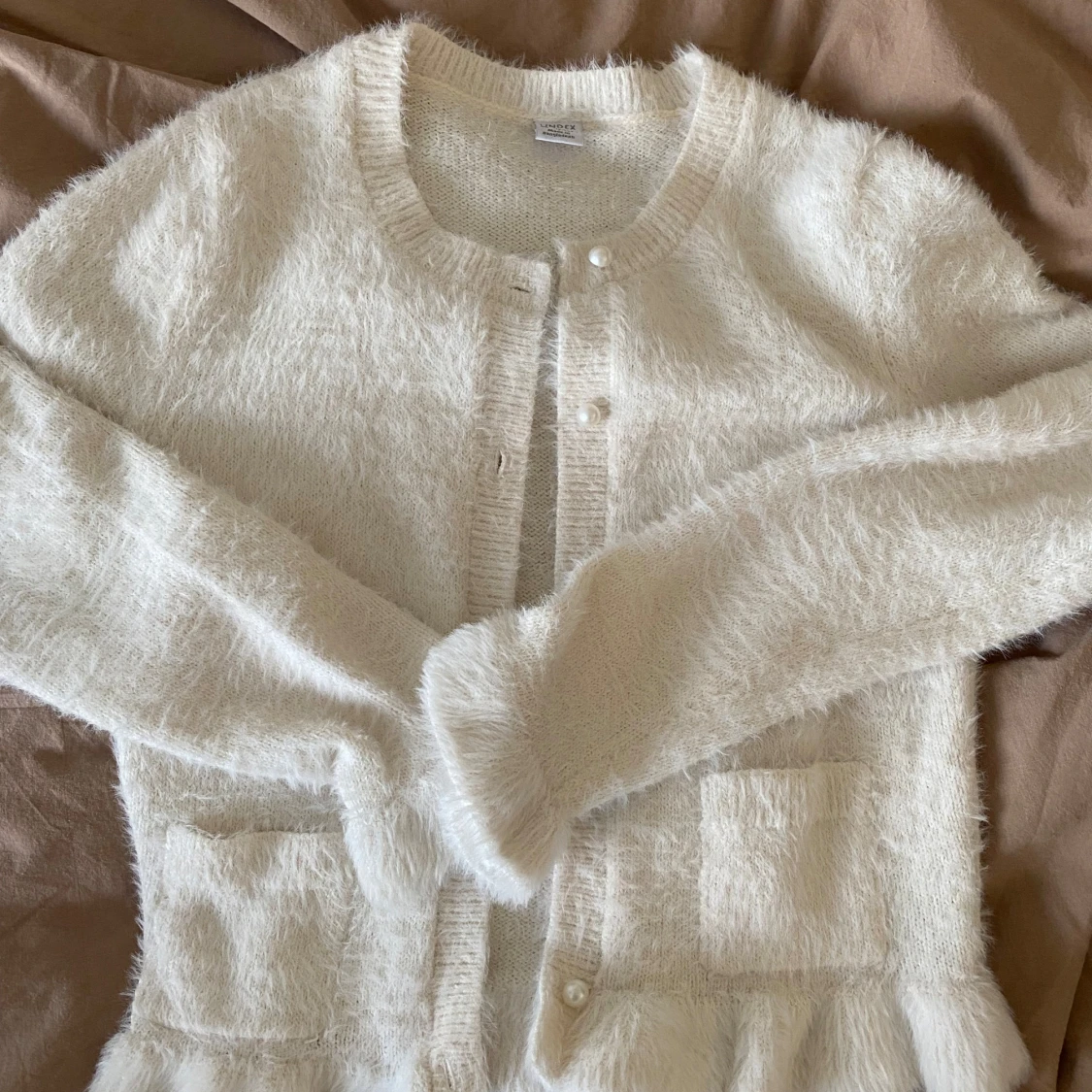 Vit fluffig koftađ