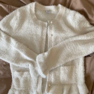 Vit fluffig kofta💕 - Supermysig vit fluffig kofta med fickor och pärlknappar💕Skriv vid funderingar💕