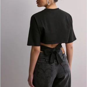 Svart kortärmad topp med knytband - Snygg och populär top från Nelly🌟