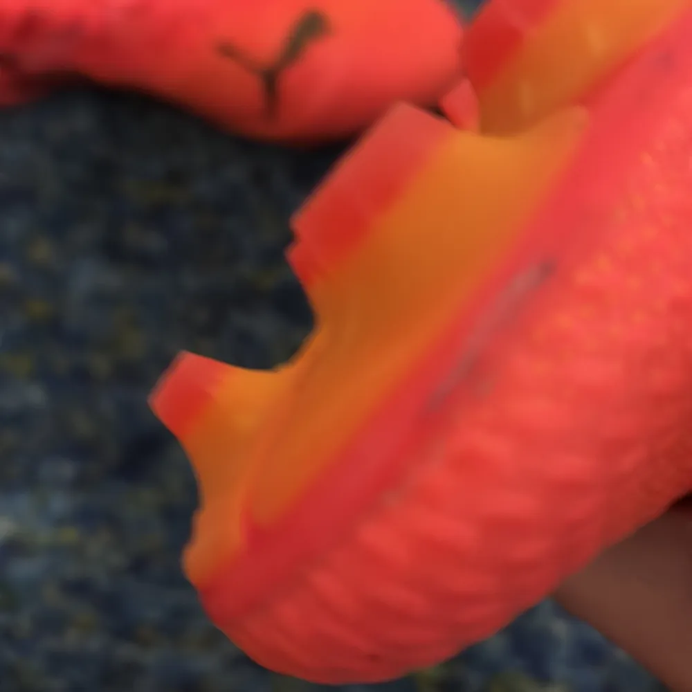 Snygga rosa fotbollsskor från Puma med svart logga på sidan. Skorna har snörning och en modern design som passar perfekt för fotbollsplanen. Använda 5 träningar och ser ut att aldrig vara använda. Jag köpte de för 1300 tror jag på unisport. Säljer pga har köpt nya för att de var för små. Kengät.