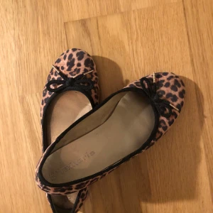 Ballerinaskor - Snygga leopardballerina som tyvärr är en strl för små