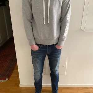 Blå jeans från Replay storlek 31/30 - Snygga blå jeans från Replay i modellen Anbass. Dessa jeans har en slim fit och är perfekta för en stilren look. Jeansen är använda endast en gång som är super för de här priset