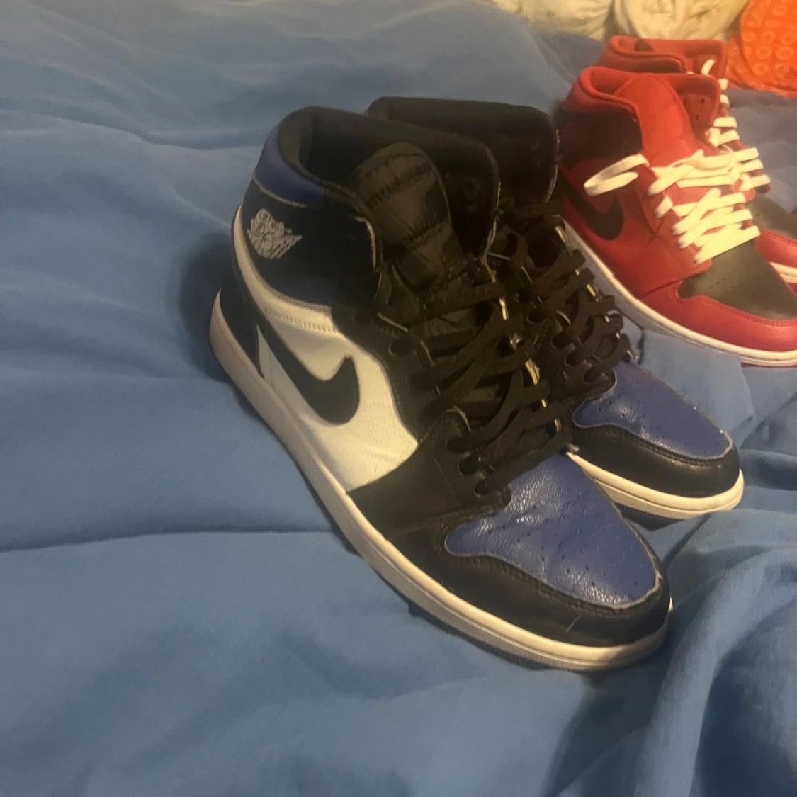 Nike Air Jordans i svart, blå och vit - 1