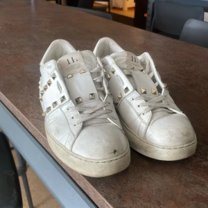 Vita sneakers med nitar från Valentino - nypris 7000kr. kan få en uppfräschning innan jag postar, har tyvärr inget äkthetsbevis på dom. skriv om ni har frågor 💞💞