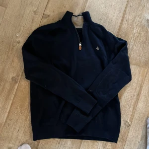 Mörkblå halfzip från Morris - Säljer denna mörkblå halfzip tröjan från Morris! Tröjan har en brun/beige aktig insida vilket ger tröjan karaktär vid kragen. 😍Tröjan är perfekt för en avslappnad men ändå stilren look. Storleken är S men jag tror den skulle passa någon mellan 165-173 cm!😁 Hör gärna av er vid några funderingar!🤗