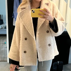 kappa - såååå otroligt fin kappa med perfekta avslappnade passformen och även något kortare ärmar! så passande nu till våren🥰🥰