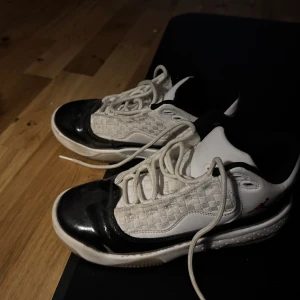 Svartvita sneakers med snörning - Snygga svartvita sneakers med klassisk snörning och en stilren design. Skorna har en vit sula med mönster för bra grepp och en svart tådel för extra stil. Perfekta för en casual look.