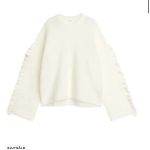 ARKET tröja med volangdetaljer - Säljer en mohair och ull tröja med volangdetaljer från Arket. Väldigt snygg att styla med men kommer inte till användning längre! Tröjan är slutsåld på hemsidan! Nypris 990kr 