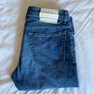 Jacob Cohën  - Jeans från Jacob Cohën. Storlek 33 men sitter som en en 32. Modell 688 Slim Fit. Mycket fint skick o kan säljas billigare vid snabb affär! Mvh Ville🙏