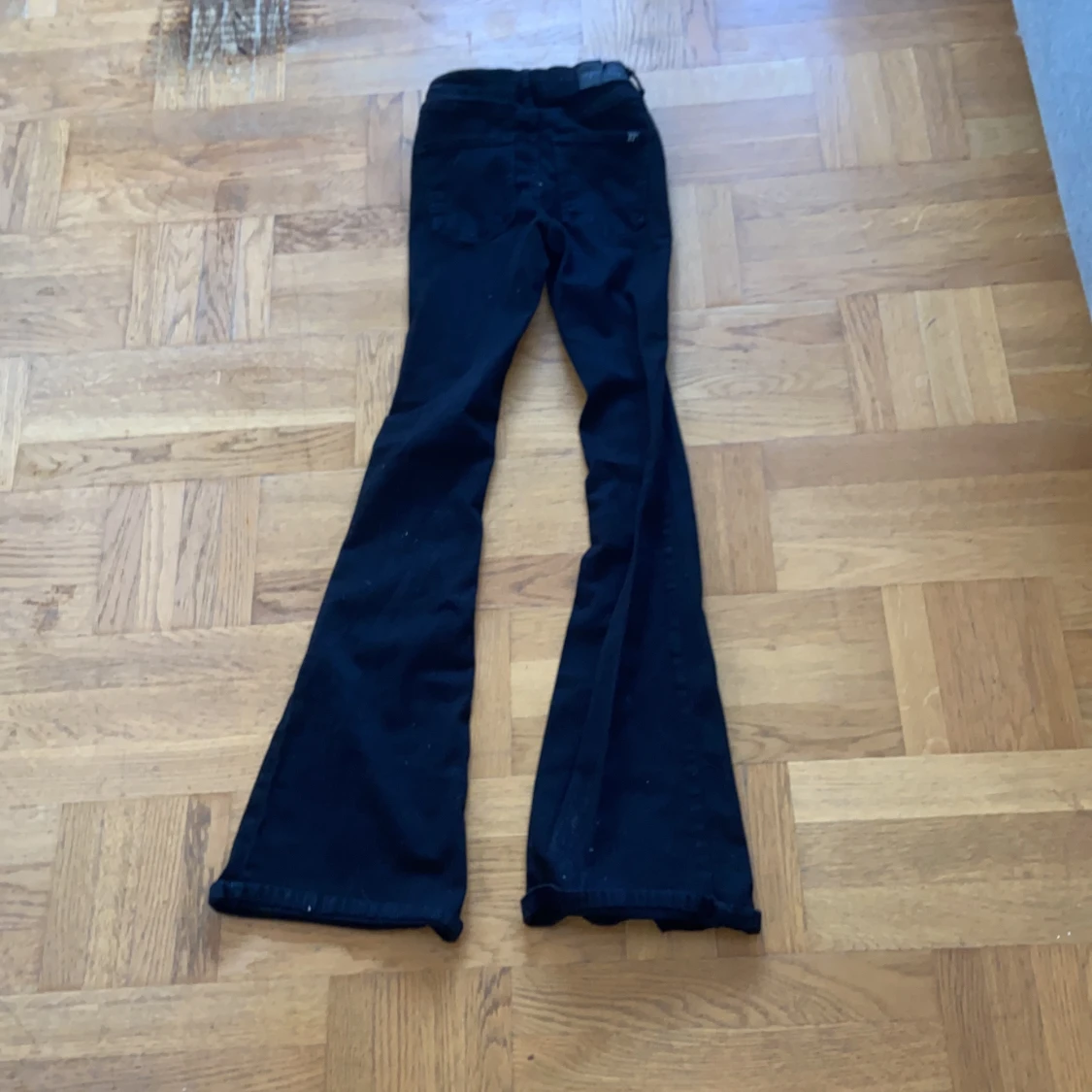 Svarta bootcut byxor - 1