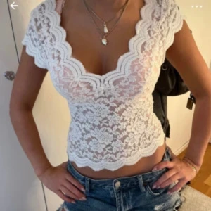 Vit spetsblus från Stradivarius - Säljer en trendig super fin vit spetsblus från Stradivarius i storlek M. Blusen har korta ärmar och en v-ringad design med fina spetsdetaljer. Perfekt för våren och sommaren!💕 Obs första bilden är inte min men det är samma typ av tröja🥰  (pris kan diskuteras!)