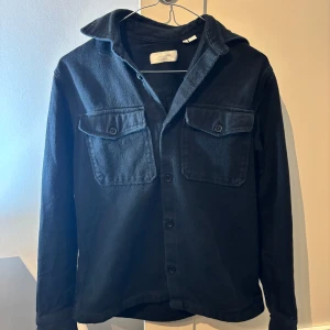 Jack&Jones overshirt  - Hej! Jag säljer nu min Jack&Jones overshirt i 8/10 skick. Jag säljer den pga av att den är för liten för mig. För att se passform på mig (177cm lång) se bild nr 2. SIZE XS. Om du är intresserad eller har några frågor är det bara att kontakta mig, så ska jag besvara dina frågor och funderingar så bra jag kan. Mvh// 