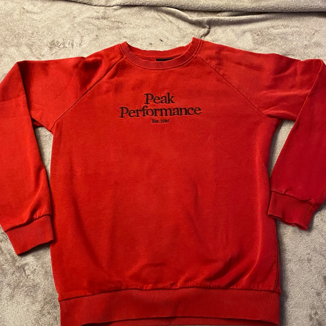Röd tröja från Peak Performance