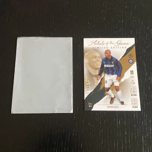 Limited Edition fotbollskort av Ronaldo - Säljer ett exklusivt fotbollskort från Topps Match Attax med Ronaldo i Inter Milan-tröja. Kortet är en del av 'Artists of the Game' serien och har en elegant design med guld- och svartdetaljer. Perfekt för samlare!