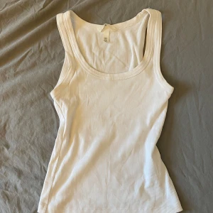 Vit topp - Super fin topp! Toppen har ett par nästan osynliga fläckar frampå 🤍