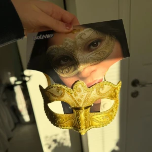 Guldmask  - Helt oanvänd mask från Partykungen som är perfekt för maskerad eller festliga tillfällen. Passar alla och är i onesize storlek med knytning i baktill för perfekt passform🤩🎭