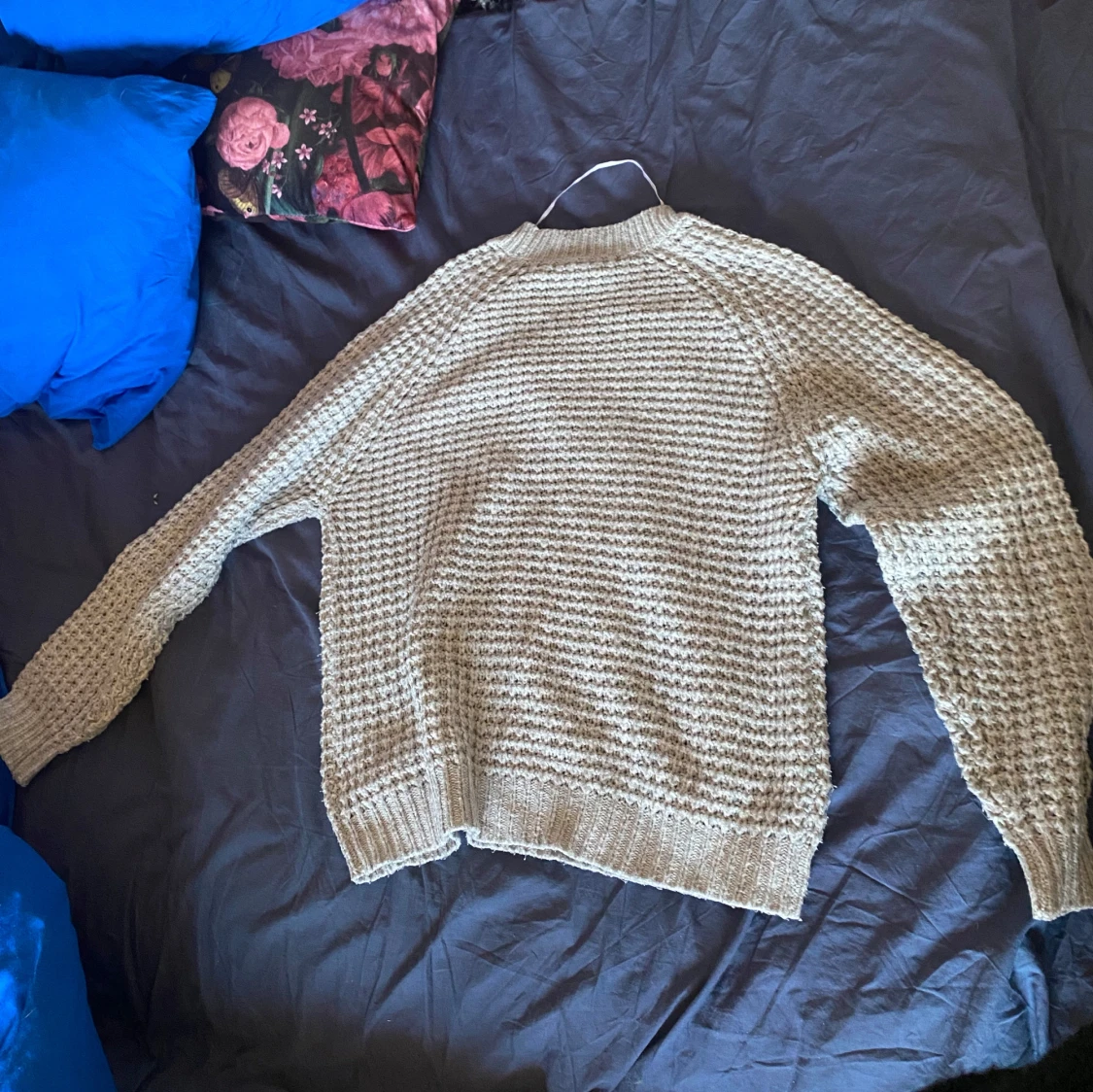 Grå stickad tröja - 1